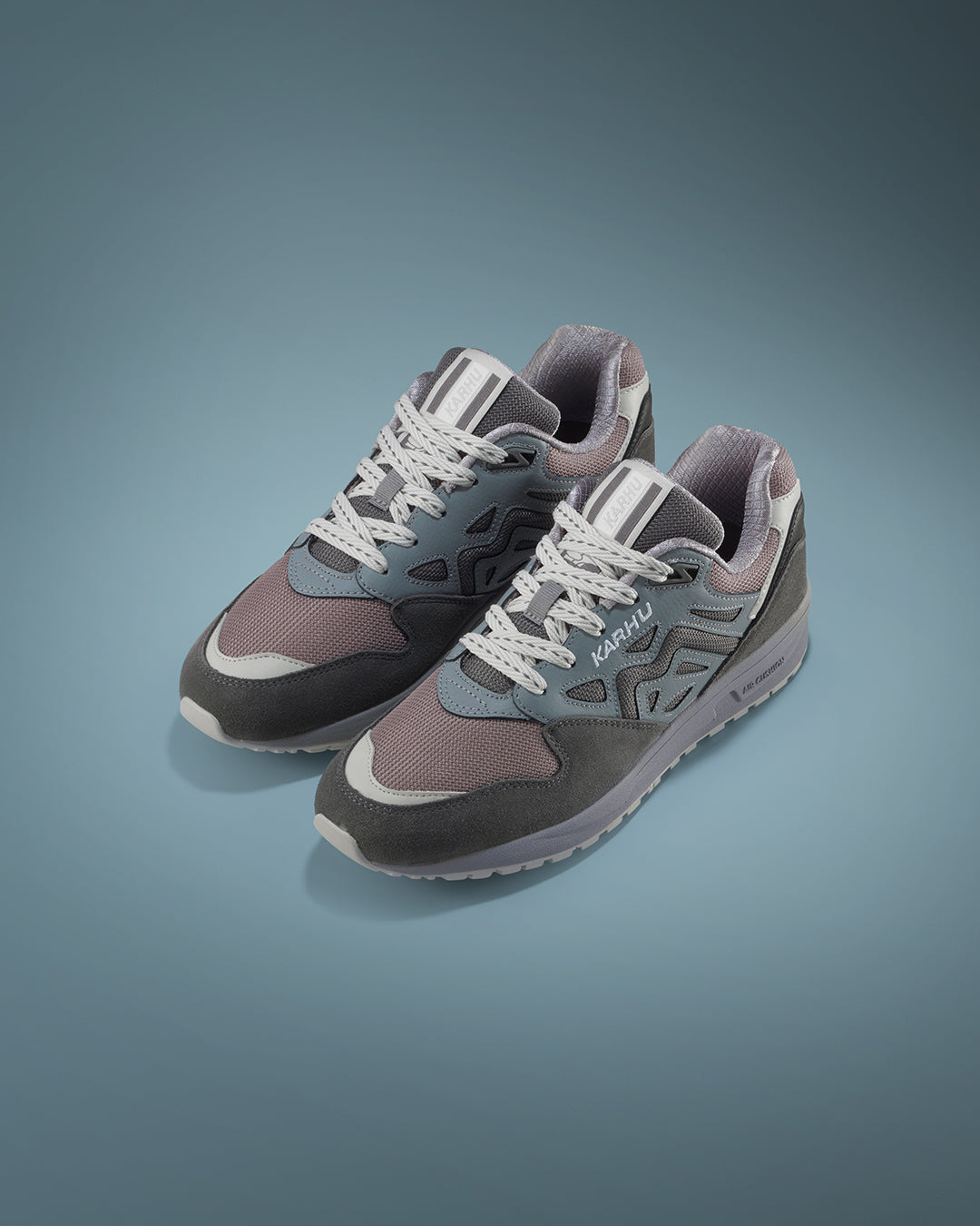 Karhu Legacy 96 Smoked Pearl / Weathervane